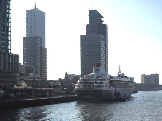 Cruiseschip ms Braemar van Fred Olsen aan de Cruise Terminal Rotterdam